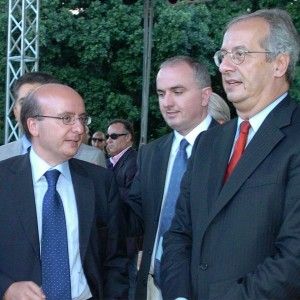Il Pd sospende Genovese. I grillini: rinunci all'immunit&agrave;