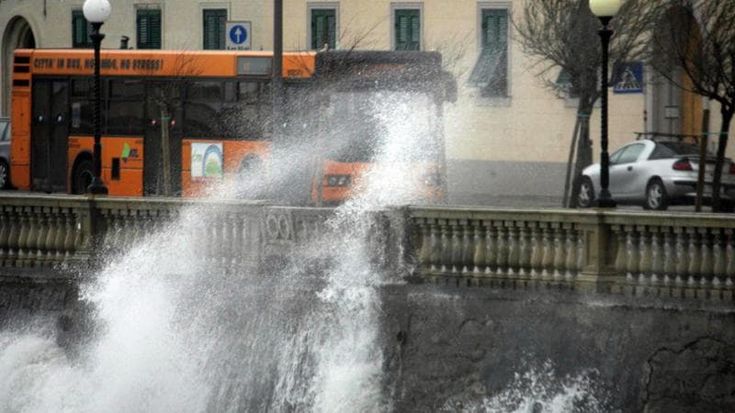 Vento forte e mareggiate, codice giallo in Toscana. A Livorno via pedoni e moto dal lungomare