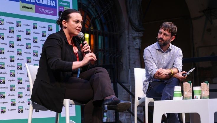 Maura Gancitano a Repubblica delle idee: "Il lavoro è diventato una forma di sorveglianza mentale. Sei su 10 a rischio burnout"