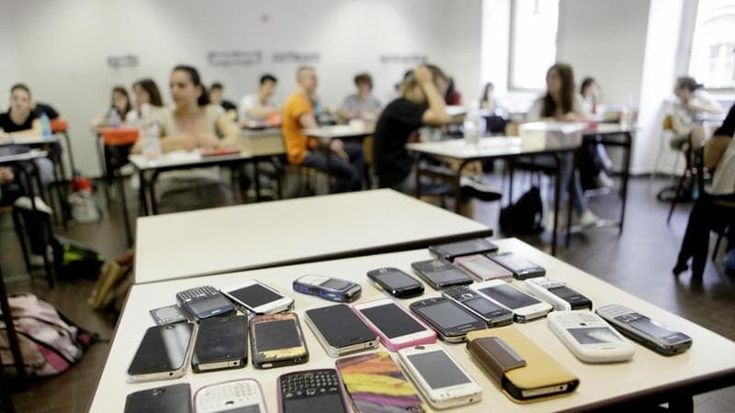 “Smartphone vietati ai minori di 14 anni. E niente social prima dei 16”. Da Cortellesi a Favino, l’appello al governo per una nuova legge