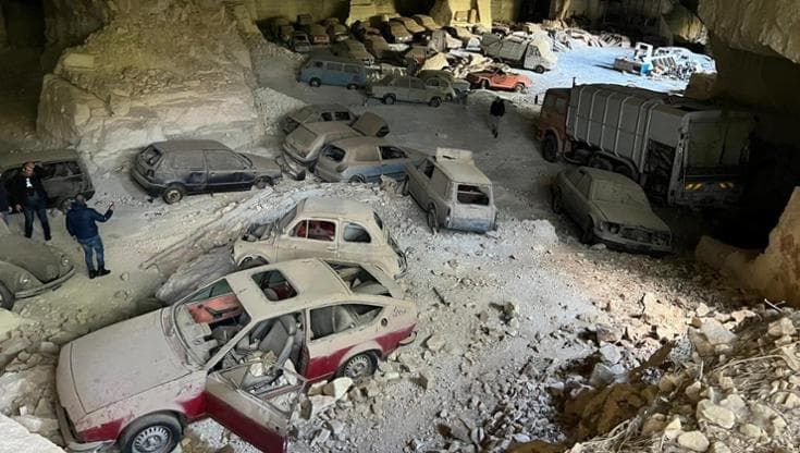 Modica, scoperta discarica d’auto dentro una cava: un denunciato