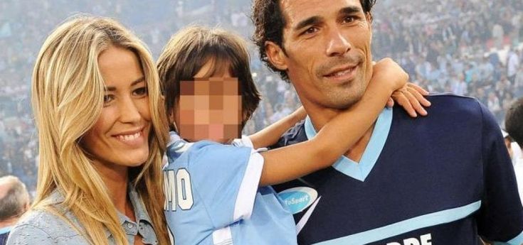 Il figlio di Elena Santarelli malato: "Un pugno nello stomaco che ti toglie il respiro"