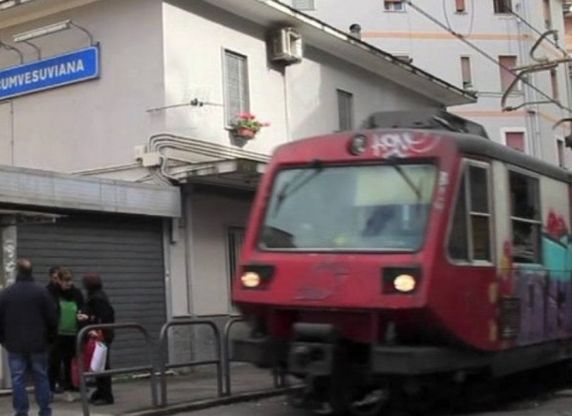 Castellammare: treno guasto alla Circum di via Nocera, ultrà lanciano petardi sui binari