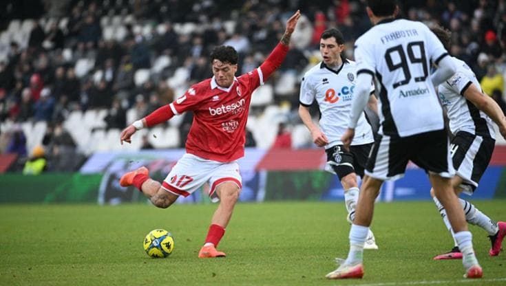 Il Bari di Longo fa il colpo a Cesena (1-2): Rao e Moncini danno la scossa. Una boccata di ossigeno