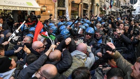 Roma, protesta dei tassisti: scontri in centro, feriti e quattro fermi. Raggi: "Al loro fianco"