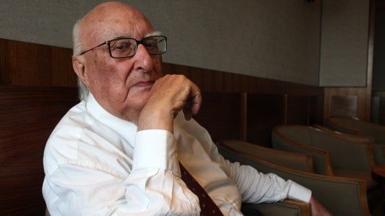 Camilleri e il poeta che non toglieva mai il cappotto
