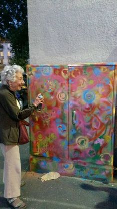 Milano, capelli bianchi e bomboletta: la nonna writer fa impazzire il web