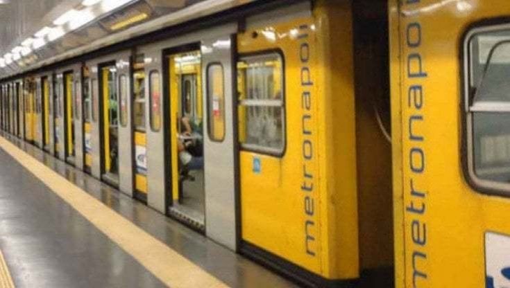 Metropolitana, non ha la mascherina e insulta la polizia: stazione bloccata