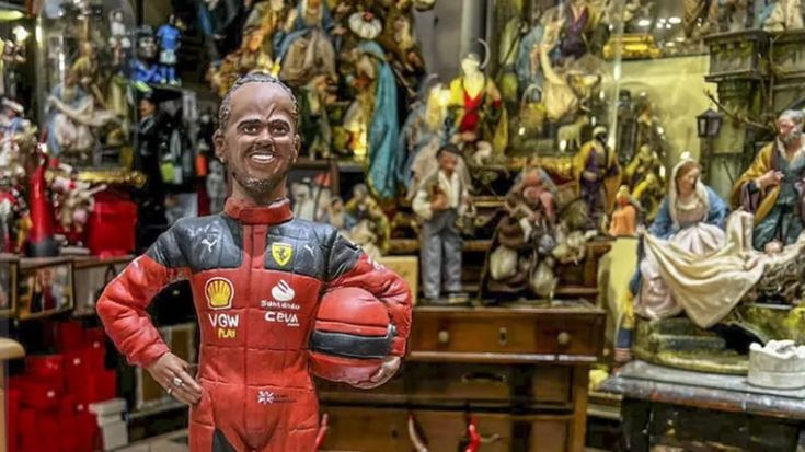 Hamilton in tuta Ferrari è già una statuina nel presepe di San Gregorio Armeno a Napoli