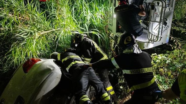 Incidente all’Eur: auto finisce fuori strada e precipita in una scarpata, feriti tre ragazzi