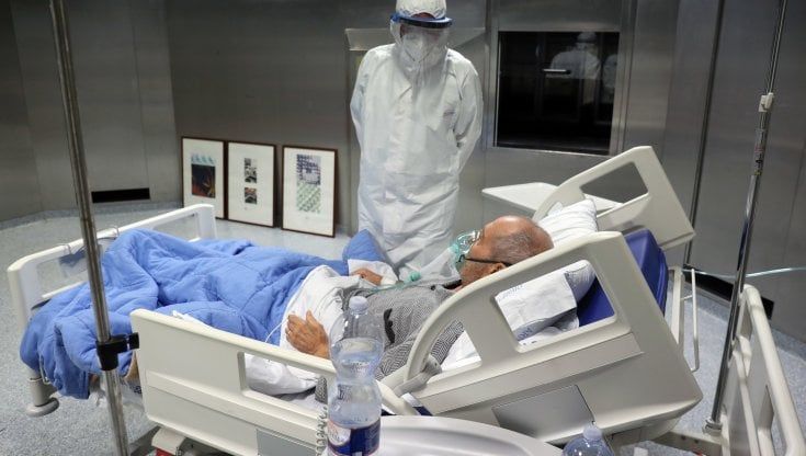 La prima linea del Civico: giovani e vecchi, il virus non risparmia nessuno