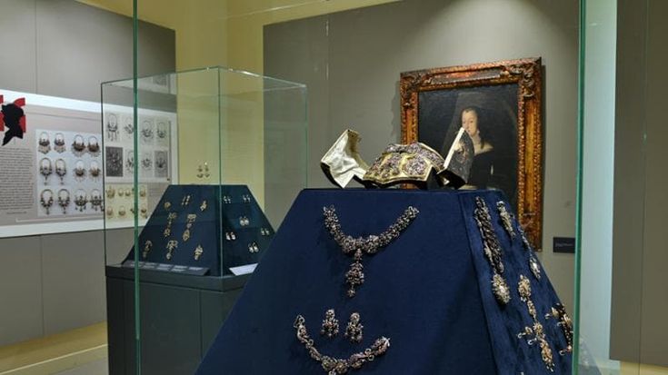 Dalle parure agli ostensori: quattro secoli di gioielli siciliani in mostra a Villa Zito
