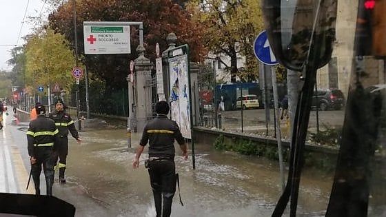 Bologna, acqua in via Massarenti per la rottura di un tubo davanti all'ospedale Sant'Orsola