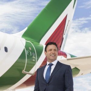 Alitalia, i sindacati infuriati scrivono al governo: un incontro non è più rinviabile