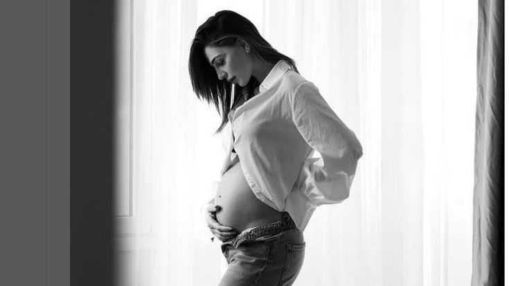 Anna Tatangelo è incinta, la foto con il pancione sui social