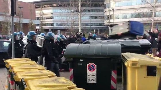 Torino, il presidente dell'Edisu con Lega e Fdi: "Via le borse di studio agli studenti violenti". Scoppia la polemica 