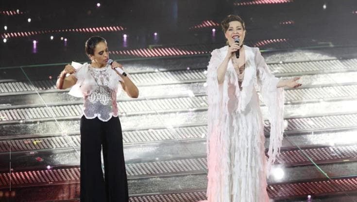 Sanremo 2025, Noa e Mira Awad cantano per la pace in Medio Oriente e incantano l'Ariston
