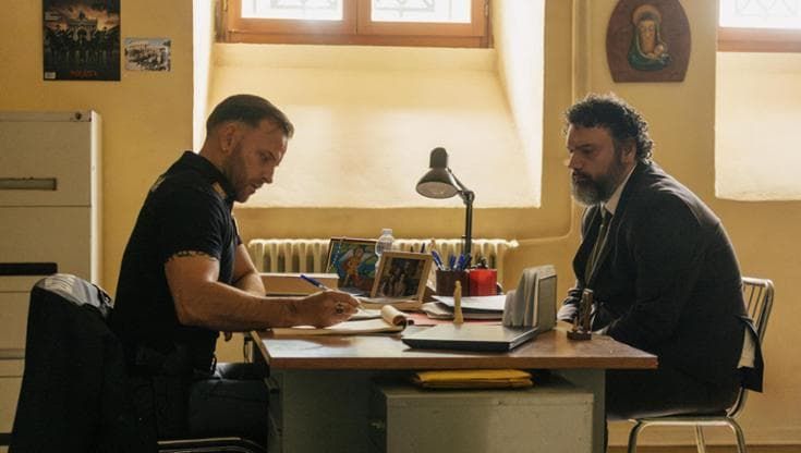 “Serpenti”, il teatro dell’assurdo dove nessuno arresta l’assassino. La recensione
