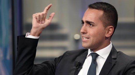 #dimaioabolisce la povertà. Dopo la frase del ministro si scatena l'ironia social: "Ora le doppie punte"