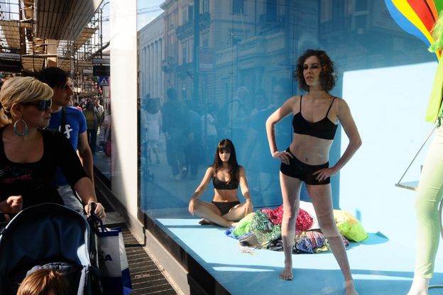 Via Roma, ballerine in vetrina<br />la moda diventa un arcobaleno