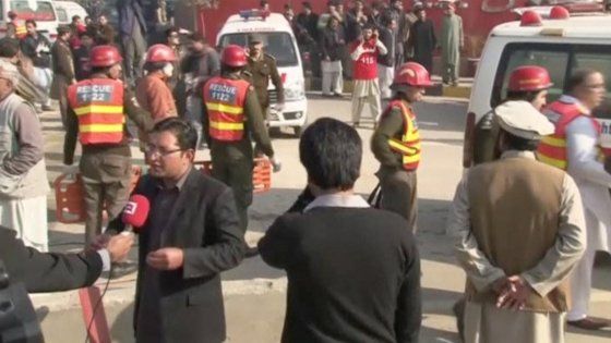 Talebani pachistani assaltano l'università di Charsadda: 21 morti tra studenti e professori