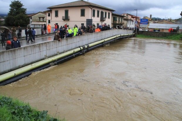 Maltempo, l'Ombrone fa paura