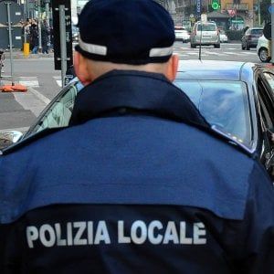 Sequestra in albergo e picchia la sua ex per costringerla a sposarlo, scatta l'arresto