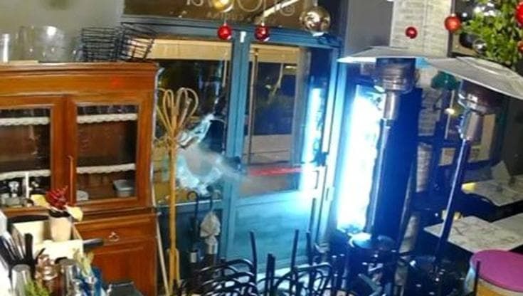 Spacca vetrata pub con colpi di piccone e ruba degli alcolici e una cassetta di sicurezza
