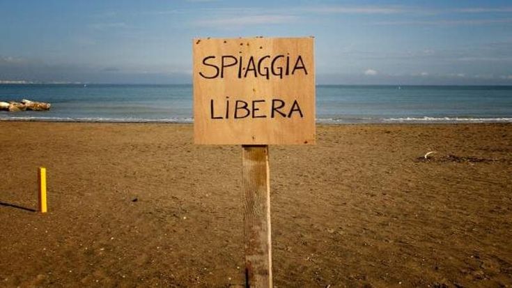 Liguria, il consigliere FdI e l’emendamento salva-balneari che cancella il tetto di spiaggia libera