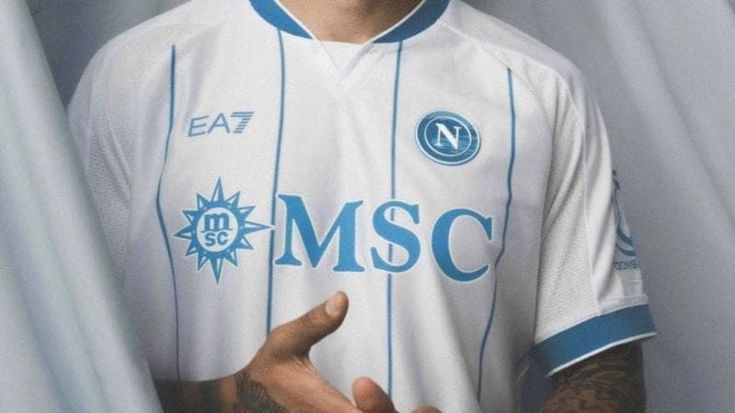 Presentata la seconda maglia del Napoli: dedica ai tifosi che vivono all’estero