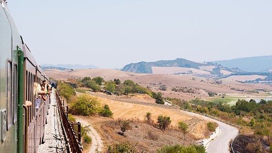 Scoprire l'Italia a bordo dei treni dimenticati: arriva la giornata delle ferrovie delle meraviglie