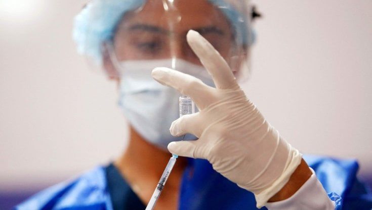Vaccino Covid, l'ipotesi della quarta dose, gli esperti: "Sì per i fragili, ma prematuro per tutti"