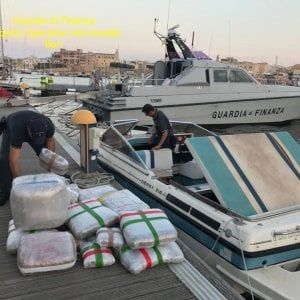Brindisi, sequestrata mezza tonnellata di marijuana in mare: avrebbe fruttato cinque milioni