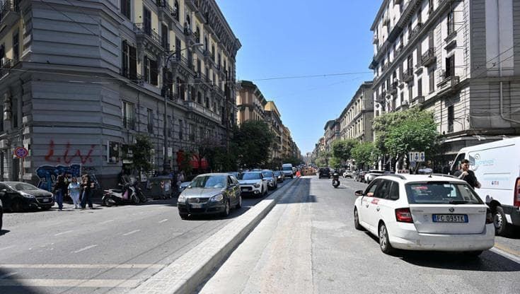Napoli, Corso Umberto: ecco il cordolo, addio ai blocchi in cemento