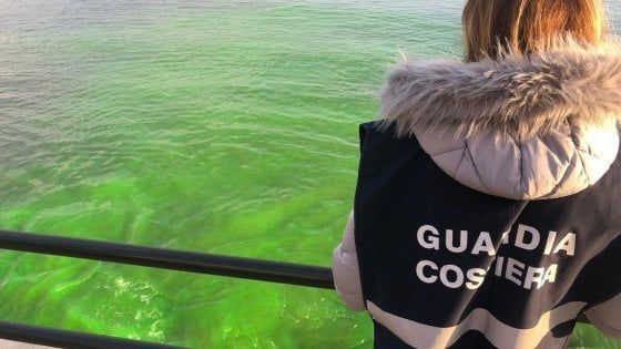 Il mare di Bari è fluorescente, scoperti scarichi di fango dal cantiere sul lungomare del teatro Kursaal
