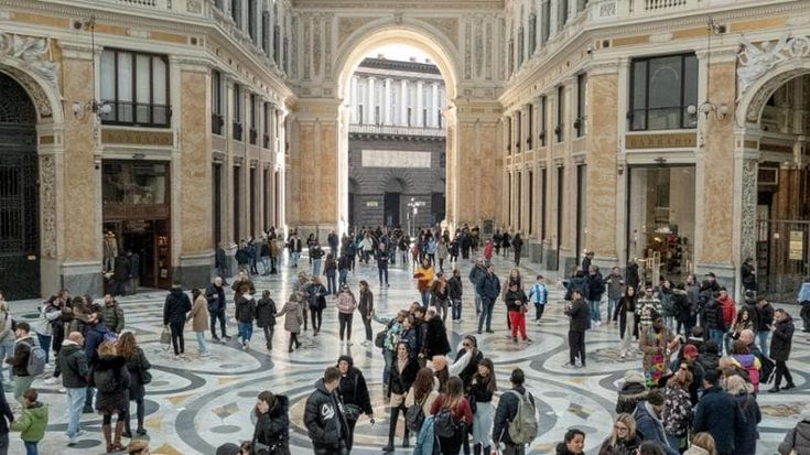 Napoli, sos via Toledo: “Noi, senza luminarie viviamo tra ambulanti e sporcizia”. E in Galleria Barbaro rinuncia all’albero