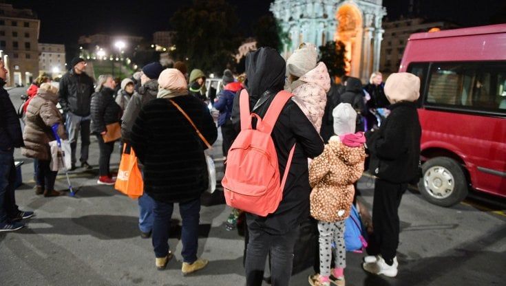 Genova, anziani brava gente: sono i primi ad accogliere i profughi ucraini