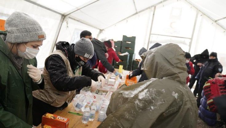 Migranti, eurodeputati del Pd nel campo profughi di Lipa: "Condizioni disumane"