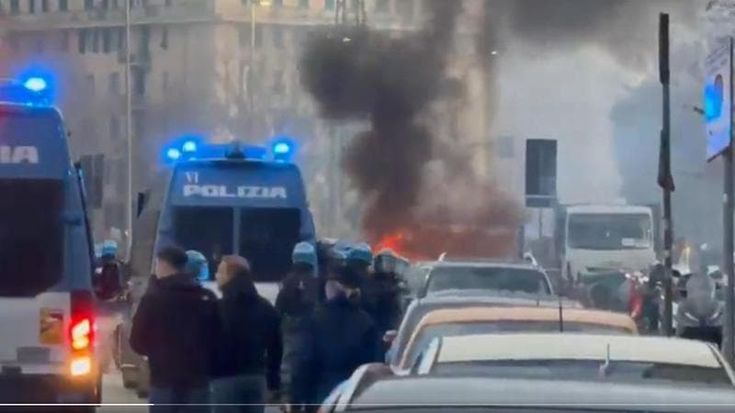 Scontri a Marassi prima di Genoa-Inter: auto in fiamme, feriti due agenti e alcuni tifosi