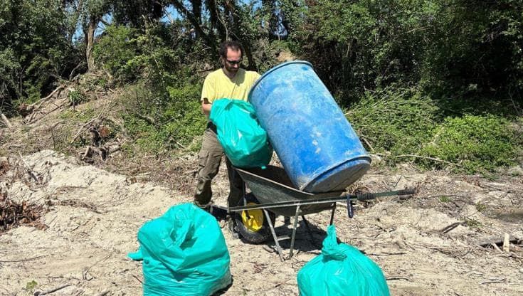 Il custode dell’Idice: “Raccolgo i rifiuti per ripulirlo. Nel 2025 ne ho caricati 400 chili”