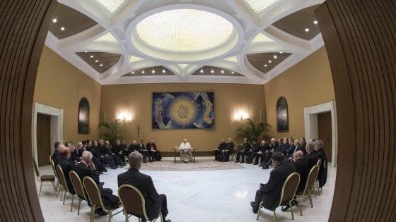 Pedofilia, nuovo scandalo scuote la chiesa cilena: il vescovo sapeva e si scusa