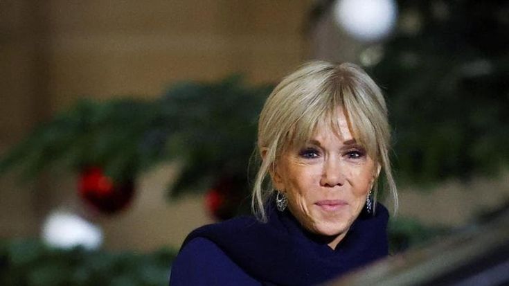 Francia, femministe contro Brigitte Macron: “Siamo tutte brutte stronze”