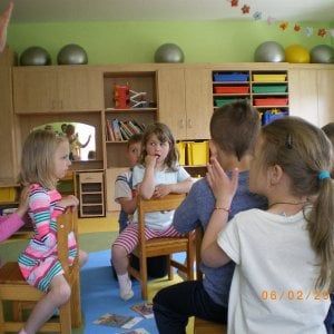 Bambini a lezione di massaggi: "Meno stressati e più concentrati. Così si combatte anche il bullismo"