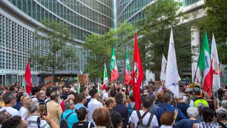 Malpensa: 300 persone a Milano contro l’intitolazione a Berlusconi. Oltre 140mila le firme per il ‘no’, 9 Comuni pronti al ricorso. Pd: “Lo appoggeremo”