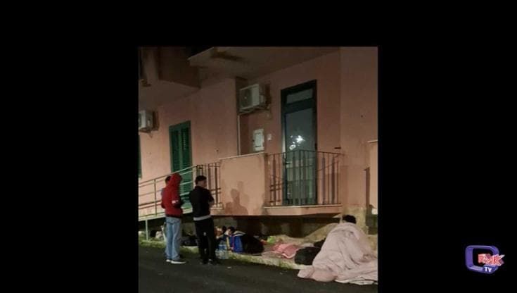 Attesa per il permesso di soggiorno, migranti costretti a dormire in strada