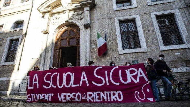  Il rientro a scuola e il piano trasporti che non c'è.  La carica dei 70 mila studenti pendolari. Atac: coi bus al 50% non ce la facciamo
