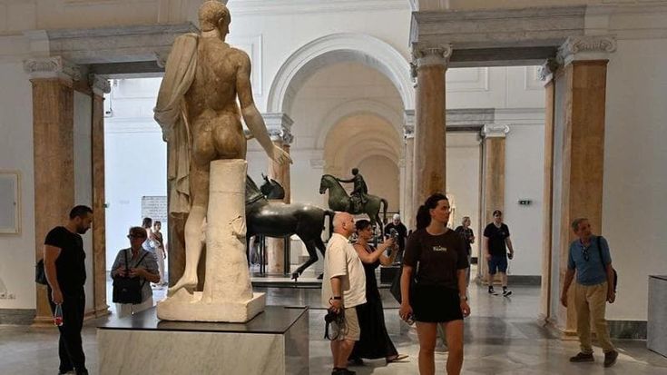“Domenica al Museo”, il caldo non ferma i turisti: migliaia a Pompei e a Sant’Elmo