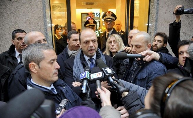 Assalto con le molotov in via della Spiga.<br />Alfano: abbiamo preso quattro rapinatori