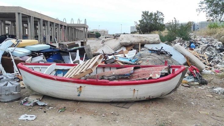 Anche una barca abbandonata  per strada: a San Pio la maxi-discarica abusiva. "Luogo pericolosissimo"