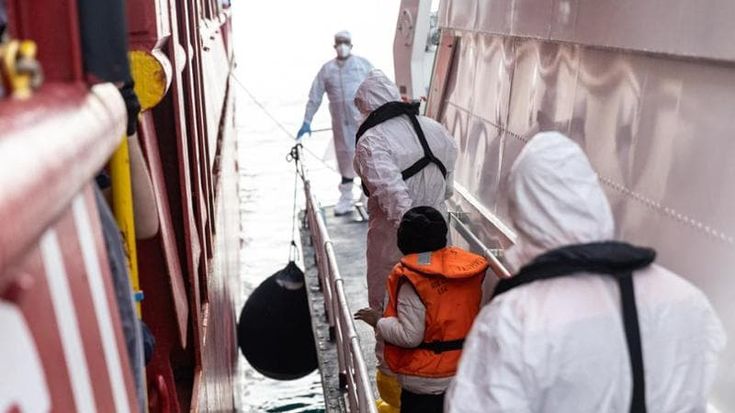Ocean Viking a Genova dopo 4 giorni in mare: “Venduti dalla polizia tunisina ai lager libici”
